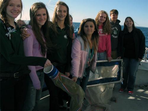 Students on field trip to collect marie debris image.